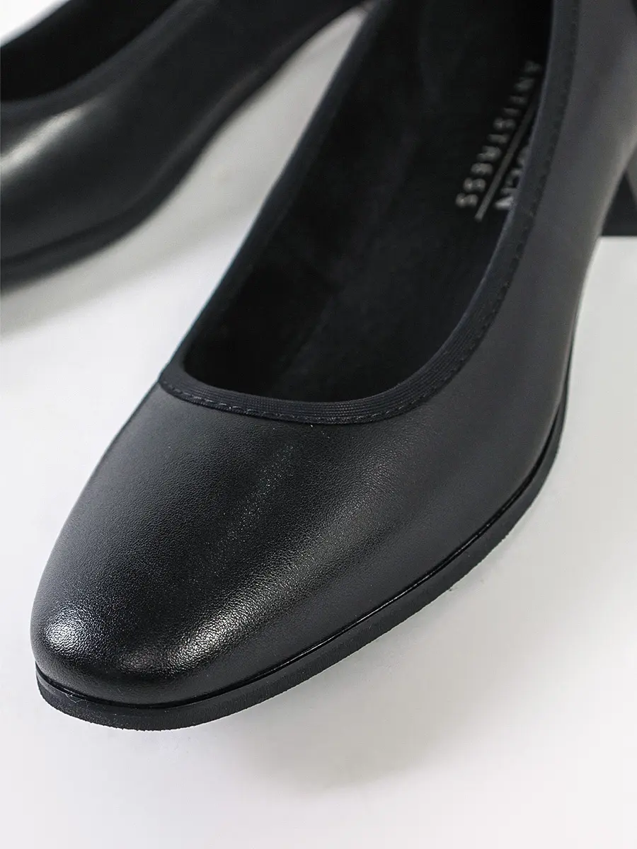 Туфли черные на низком каблуке-столбике